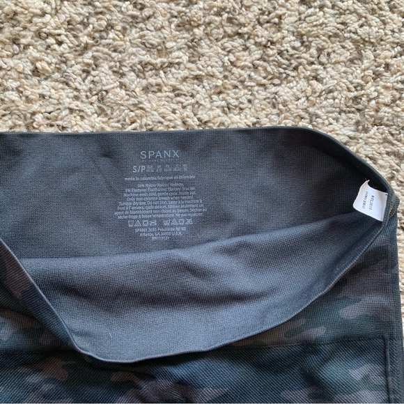 Spanx Look at Me Now Seamless Leggings in Heather Camo size small - Picture 9 of 10